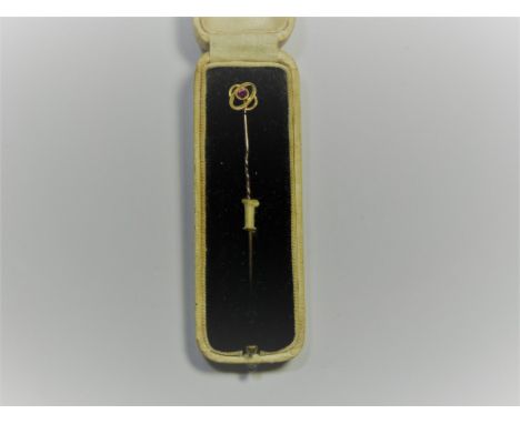 15 ct gold Edwardian stick pin, the centre set with a ruby in fitted case