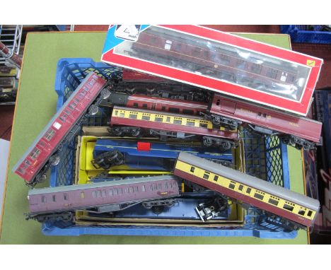 A Triang 'OO' Gauge/4mm Transcontinental Mail Coach, Baggage Car and Passenger Coach R/No 10724 (Three Items), plus a Lima BT