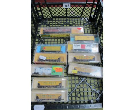 Five Minitrix 'N' Gauge Cased U.S.A Outline 'Peabody' Hoppers Ref No 3279, plus five other rolling stock items, box vans 'Hol
