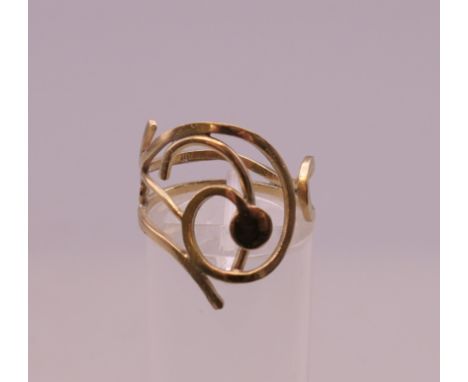 A Kerry Richardson 9 ct gold ring. Ring size Q/R. 2.9 grammes.