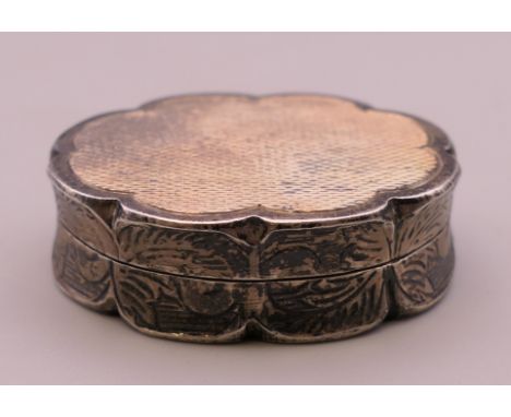 A silver snuff box. 3.5 cm wide. 