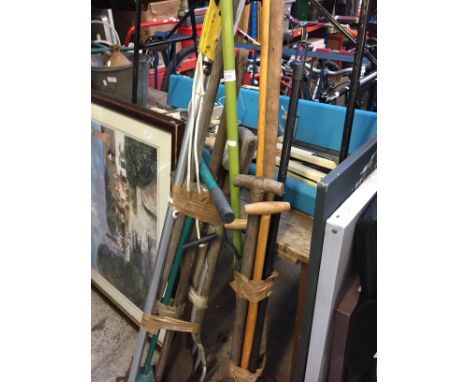 2 BUNDLES OF GARDEN TOOLS