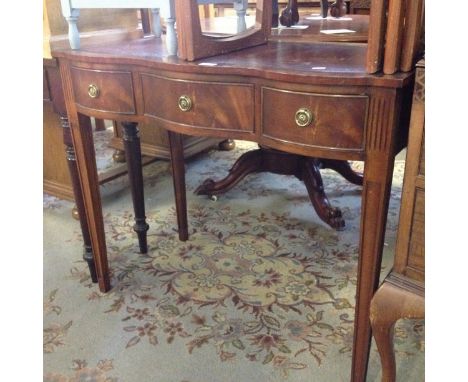 A 3 DRAWER SERPENTINE WRITING TABLE WITH TOOLED LEATHER TOP H78CM W94CM D50CM