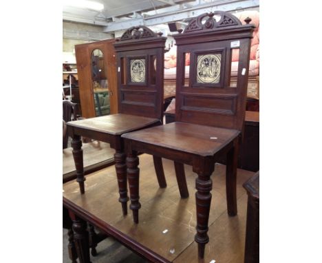 A PAIR OF 19TH CENTURY TILE BACK OAK HALL CHAIRS H92CM