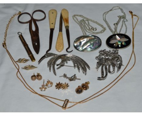 BAG OF JEWELLERY & MANICURE TOOLS  