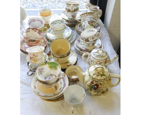 WORCESTER, DOULTON & SPODE PART TEA SETS & 13 CABINET CUPS & SAUCERS  