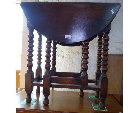 An oak oval gateleg table, bobbin turned legs, W65cm 