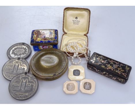 A mixed group of items, including an Antique gold and silver inlaid tortoiseshell snuffbox, a French enamelled pillbox (A/F),