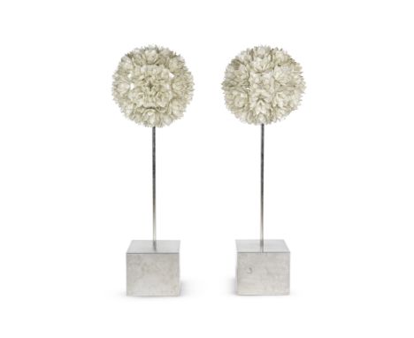 RAUSCHPaire de lampadaires «Fleur de lotus»création circa 1960Aluminium, métal et nacreH: 160cm.(63in.); D: 50cm.(19 11/16in.
