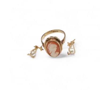 9ct gold cameo ring and a pair of 9ct gold simulated pearl earringsCondition Report:Approx 4.75gm