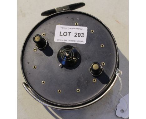 A vintage un-branded&nbsp; 4 1/5" centre pin reel with line guard
