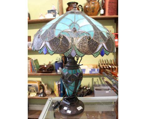 A Tiffany style table lamp /&nbsp;condition good, no missing pieces or cracks