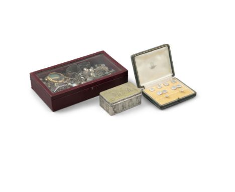 AN ASSORTED COLLECTION OF SILVER AND GILT METAL TRINKETS: comprising a Dutch 'dog hutch' snuff box, a gilt metal magnifying g