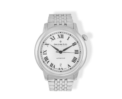 A STAINLESS STEEL AUTOMATIC CALENDAR BRACELET WATCH, BY DREYFUSS &amp; CO., white dial with Roman numerals and black outer mi