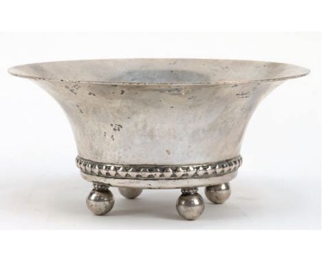 Schale, Schweden, K. Anderson, Silber, punziert, ca. 400 g, auf 4 Kugelfüßen, über unterem Rand Relieffries, H. 10 cm, Dm. 21