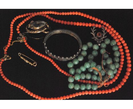 A small parcel lot of Victorian and later jewellery to include an 18ct seed pearl flower head bar brooch, a yellow metal and 