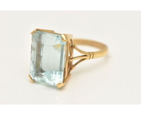 AN AQUAMARINE RING, an emerald cut aquamarine, approximate total carat weight 14ct, approximate dimensions length 16.7 x widt