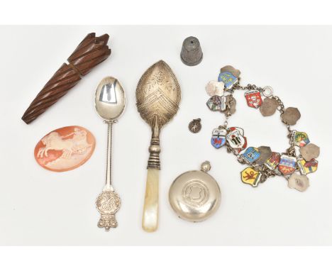 A SMALL ASSORTMENT OF ITEMS, to include a white metal sovereign case with vacant cartouche, a white metal thimble, a carved s