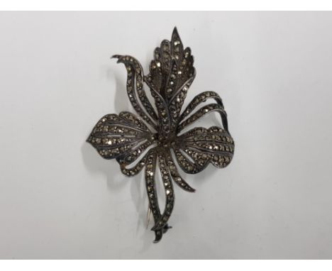 A SILVER AND MARCASITE ORCHID PATTERN BROOCH 22.8G GROSS