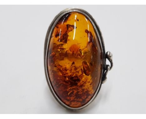 A SCANDINAVIAN AMBER AND SILVER RING SIZE N 1/2 8.1G GROSS