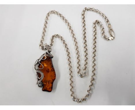 A SILVER AND AMBER PENDANT ON HEAVY SILVER LINK CHAIN 37.1G GROSS