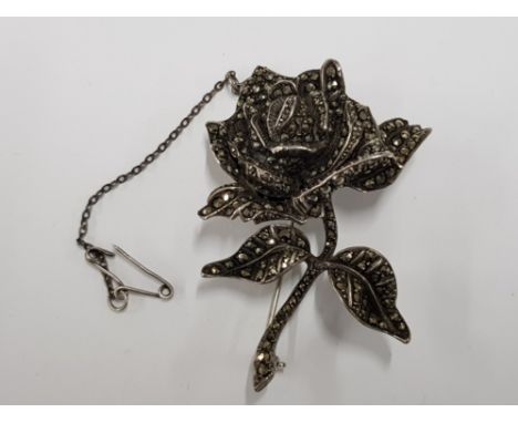 A SILVER AND MARCASITE ROSE PATTERN BROOCH 6CM LONG 31.9G GROSS