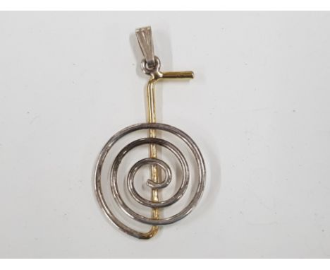 A PARCEL GILT SILVER PENDANT IN THE DESIGN OF A MUSIC NOTE 4G