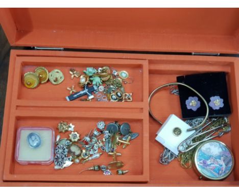 JEWELLERY BOX CONTAINING SMALL SILVER BADGE AND EARRINGS