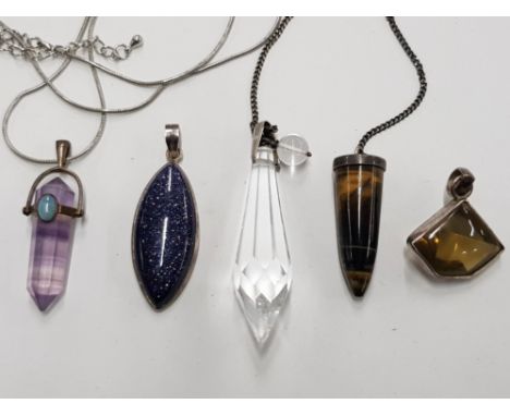 FIVE PENDANTS TO INCLUDE TIGER'S EYE BANDED AGATE QUARTZ ETC SOME MOUNTED ON SILVER