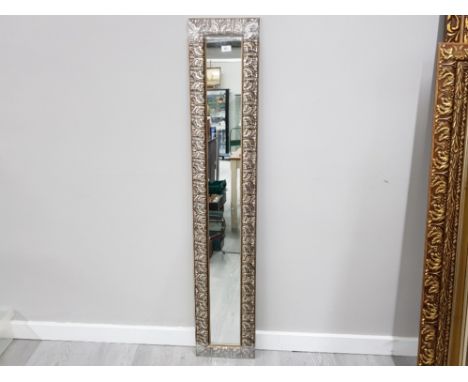 A MODERN WALL MIRROR IN SILVER COLOURED FRAME WITH ACANTHUS DECORATION 153 X 29CM