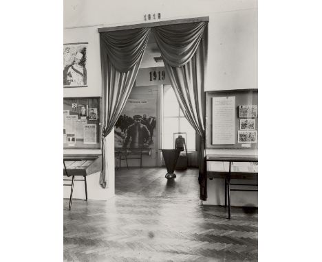 Ungarn - - Magyar Munkásmozgalmi Intézet Múzeuma. (Museum der Institution der ungarischen Arbeiterbewegung.) Album mit 45 OPh