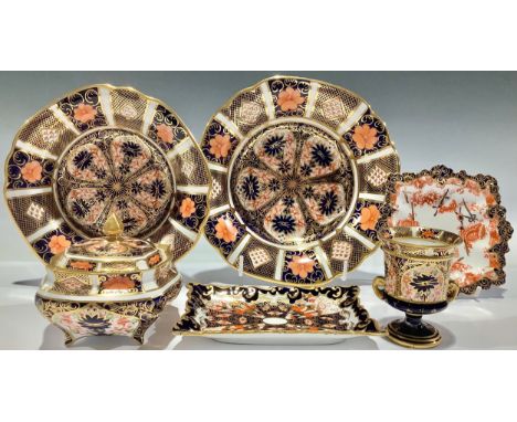 A Royal Crown Derby 1128 Imari pattern shaped circular dish, 17.5cm diameter; another, smaller, 15.5cm diameter; a 1128 patte