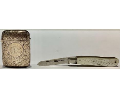 A Victorian silver vesta, Birmingham 1894; a silver and mother of pocket knife, Sheffield 1914 (2) 