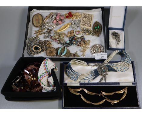 A box comprising assorted costume jewellery, gold finish necklace, various vintage brooches etc. (B.P. 21% + VAT) 