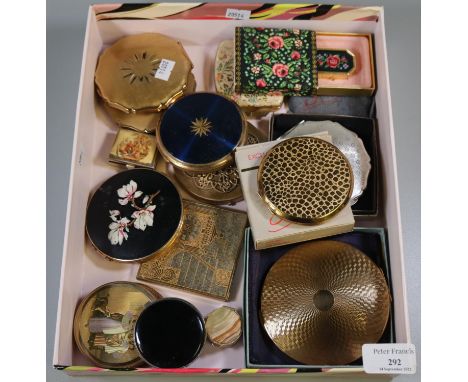 Box of assorted vintage compacts to include; Stratton, floral design, small pill box etc. (B.P. 21% + VAT) 