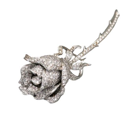 Brosche in Rosenform 18 K Weissgold, gestempelt. Diese wunderschöne Brosche in Rosenform wird von insg. ca. 258 Diamanten von