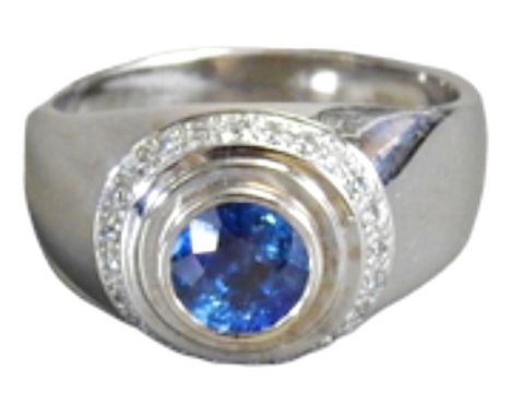 Schöner Ring 12 K Weißgold, mit Spektrometer Niton DXL geprüft, in der Schiene gestempelt. Der hellblaue Saphir wird von eine