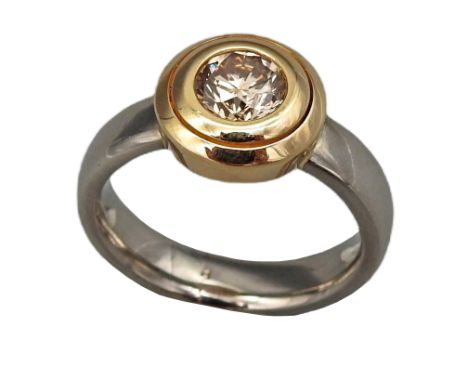 Palladium Ring mit Diamant in bicolor 18 K Gelbgold und Palladium. Ein feiner Ring aus Palladium mit einem funkelnden, champa