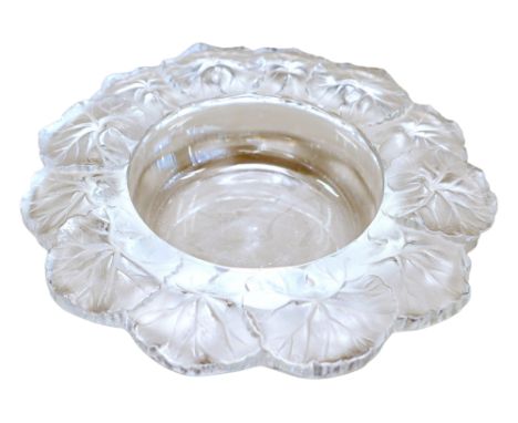 Lalique, Blattschale „Honfleur-Geranium“ Am Boden mit „Lalique France“ signiert. Min. Gebr.sp., min. Kr., ansonsten guter Zus