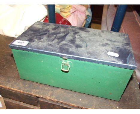 RETRO METAL TOOL BOX 