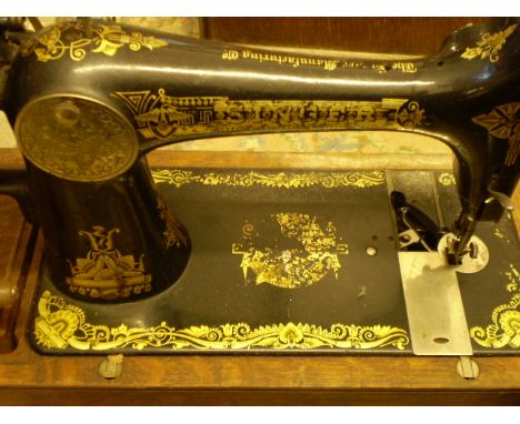 VINTAGE SINGER SEWING MACHINE IN CASE 