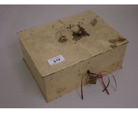 VINTAGE METAL LOCK BOX WITH KEY 