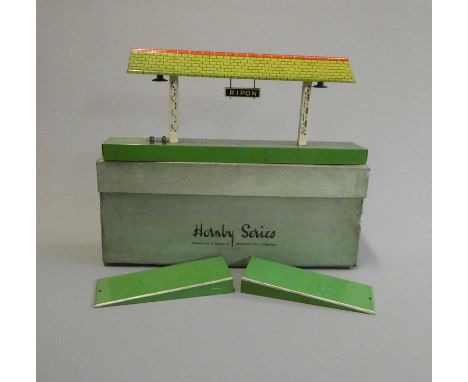Hornby island platform with electric lighting, box good but dirty, model good+ (Est. plus 24% buyer's premium inc. VAT)