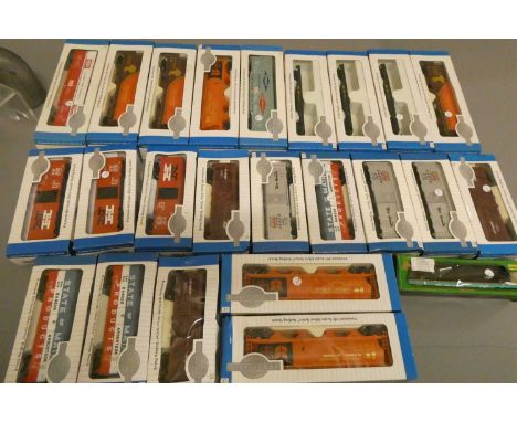 Twenty seven American H0 scale passenger and goods rolling stock by Bachmann and others, most items boxed, good to excellent 