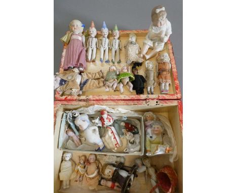 A chest of doll's house and miniature dolls and models, mainly bisque, including three jointed clowns, cake decorations, join