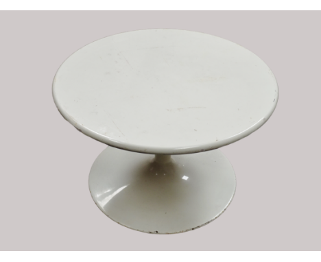 Vintage Retro - A low occasional table of 'Tulip' style in the manner of Eero Saarinen, with white powder coated base, height