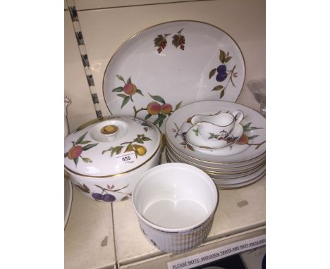 Royal Worcester Evesham large platter, dinner plates etc 