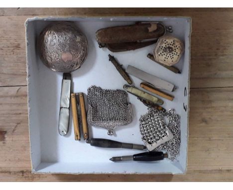 Assorted bric a brac including a compact marked '800', two white metal purses, penknives etc. 