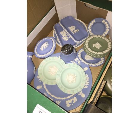 Wedgwood Jasperware items including table lighter and 2 mint colour small dishes 