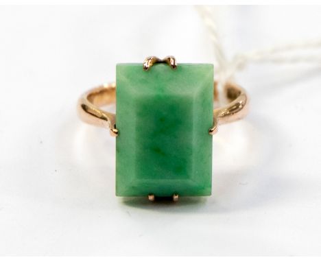 A 9ct jadeite ring, set in rose gold, with a rectangular jadeite, size M, with a total gross weight of approx 4gms